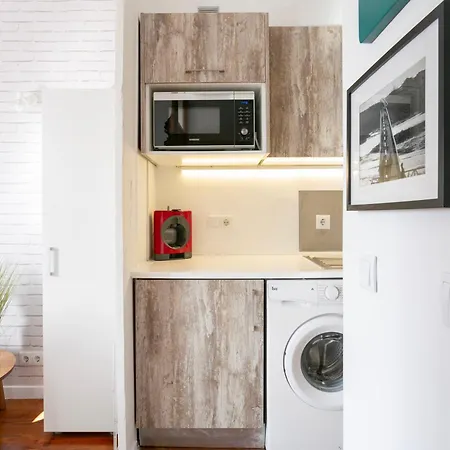 Beautiful Small Penthouse With Air Conditioner! Apartman