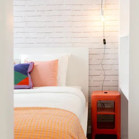 Beautiful Small Penthouse With Air Conditioner! Лиссабон