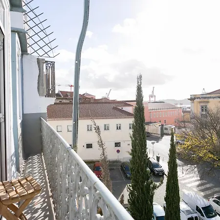 Daire Beautiful Small Penthouse With Air Conditioner! Lisboa