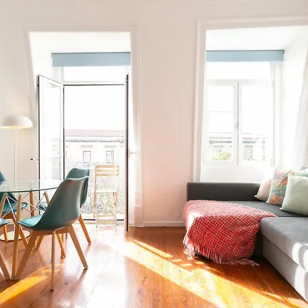 Daire Beautiful Small Penthouse With Air Conditioner! Lisboa
